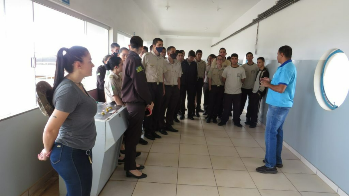 Servidores da AMAE acompanham estudantes do Ensino Médio CPMG em visita a ETA Central para comemorar o Dia Mundial da Água.