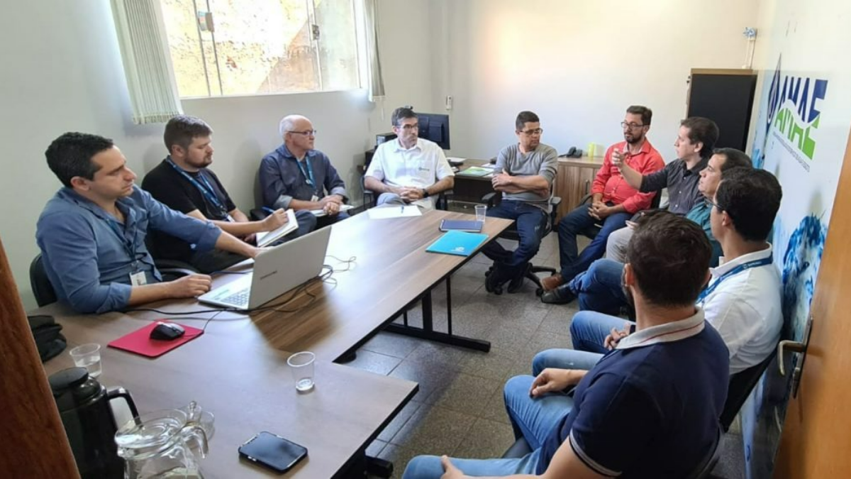 Amae recebe representantes da Saneago para reunião institucional