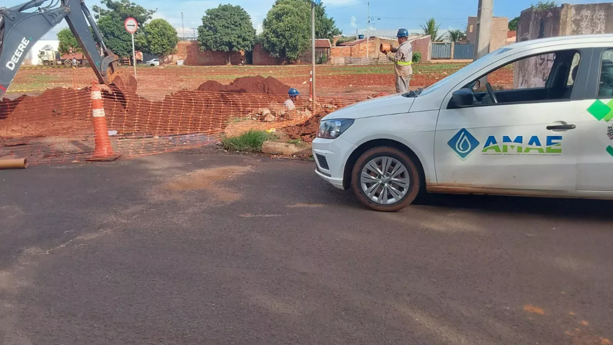 Obra de extensão de rede de esgoto no Dom Miguel é acompanhada pela AMAE